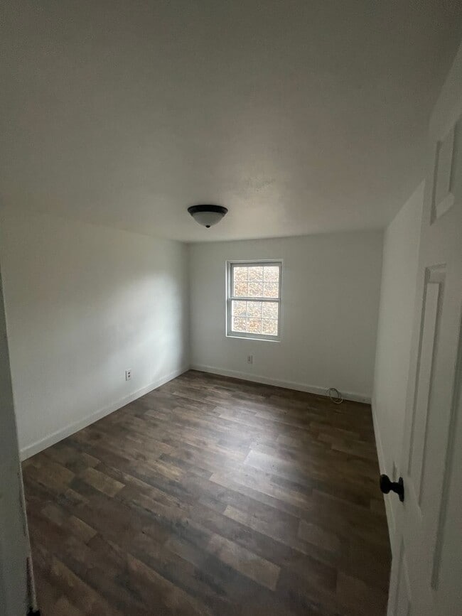 Foto del edificio - 403-405-405 E Main St