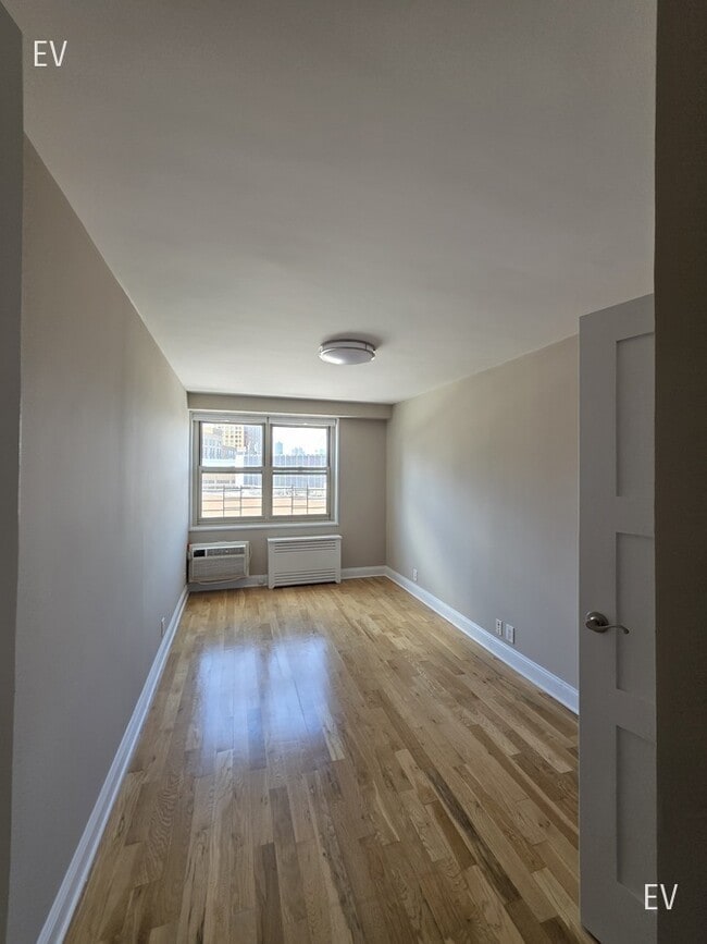 Building Photo - 310 Greenwich St
