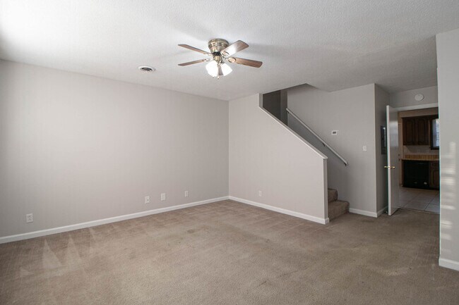 Building Photo - 814 Golf View Pl