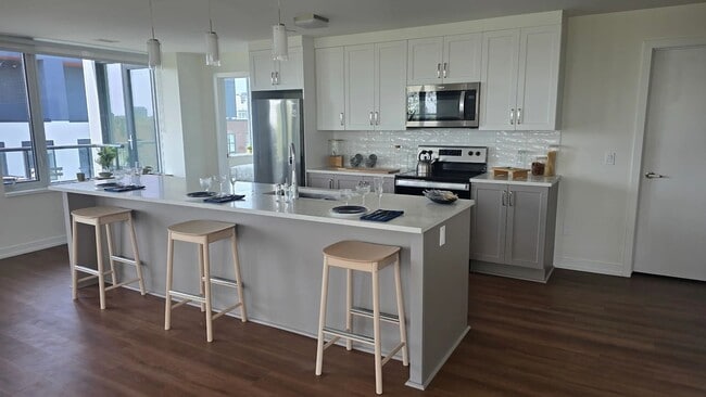 Photo du bâtiment - Ballantyne Luxury Apartments