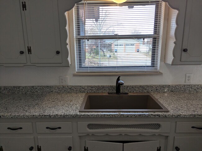 Building Photo - 1916 Graham Ave