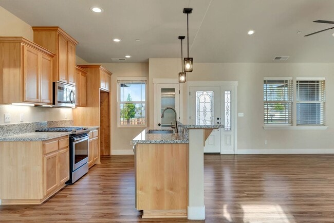 Building Photo - Beautiful 3 Bedroom Home Close to Billie Park in Paradise!