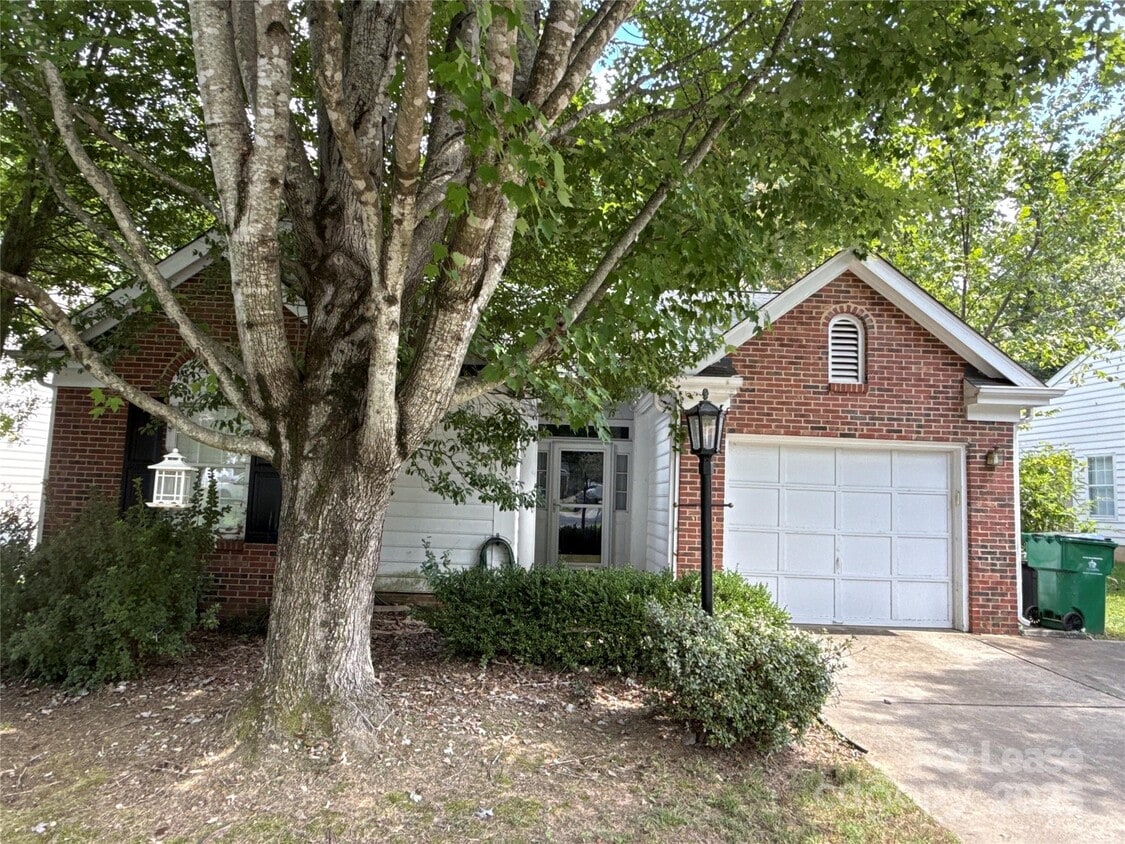 Foto principal - 8600 Lockerbie Ln
