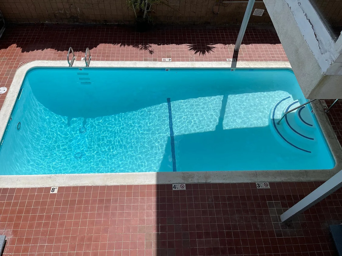 Primary Photo - 2122 Ocean Park Blvd