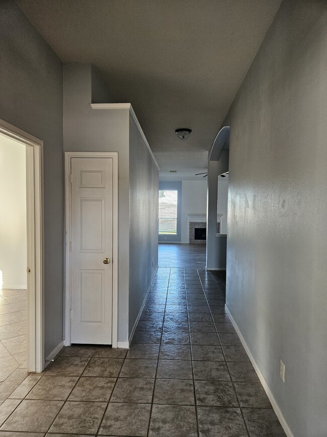 Building Photo - "Charming 3-Bedroom Home with 2 Baths and ...