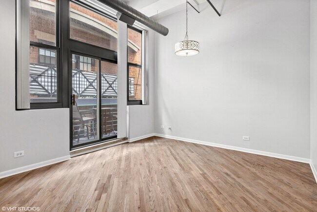 Building Photo - 2222 W Diversey Ave
