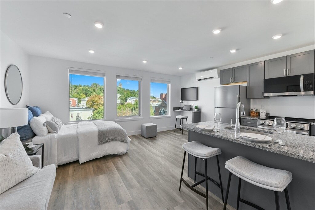 Foto principal - 585 Essex St