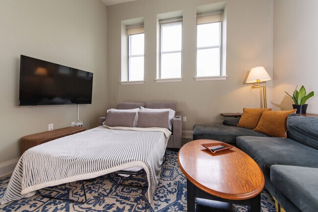 Foto del edificio - 225 E Michigan St