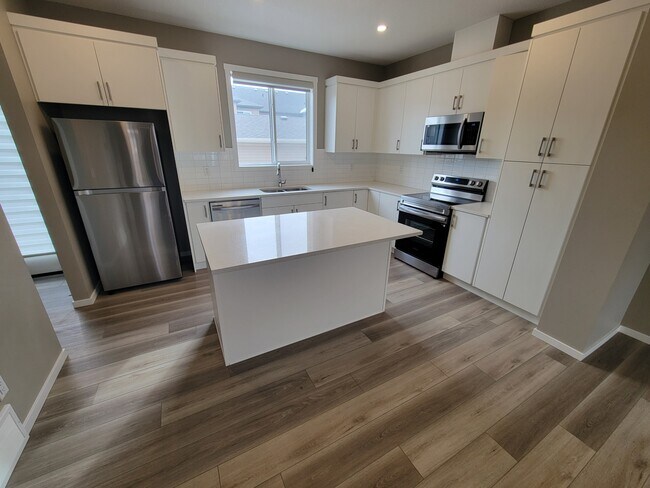 Photo du bâtiment - 20821-2019A 19A Ave NW