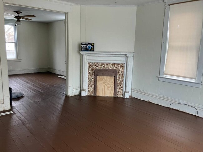 Building Photo - 736 S Seneca Ave