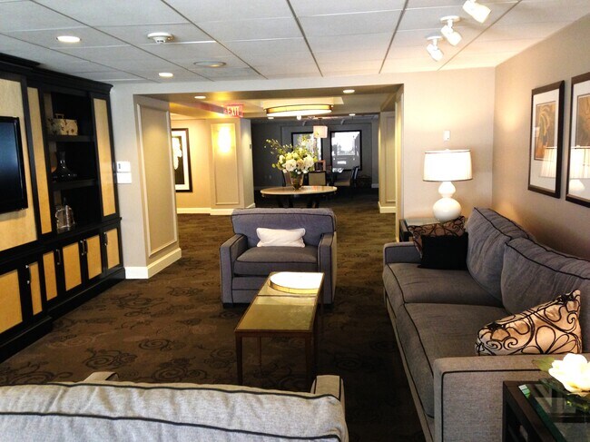 TV room - 4601 N Park Ave