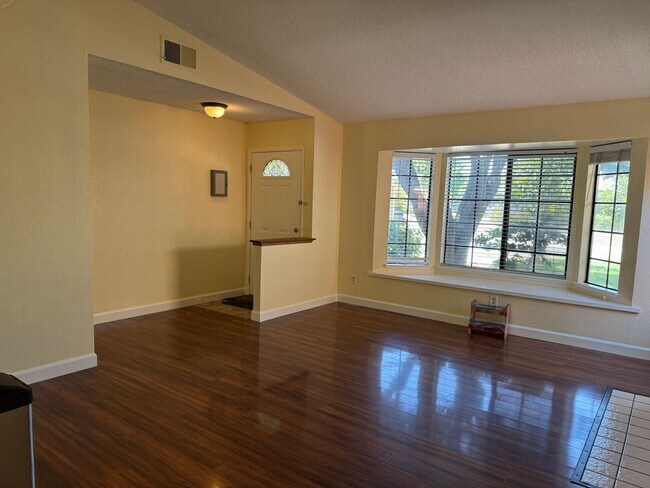 Building Photo - 2940 Candido Dr