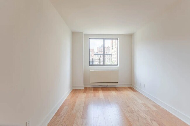 Building Photo - 323 W 96th St