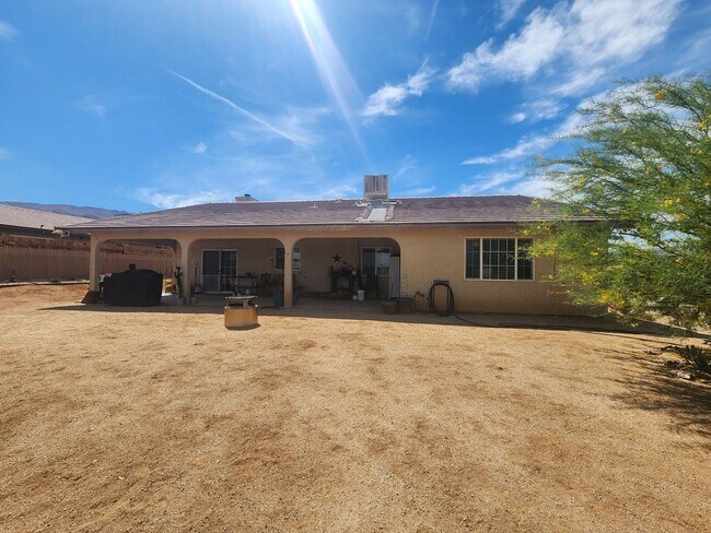 Building Photo - Beautiful 3 Bedroom 2 Bath!
