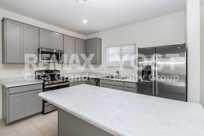 Building Photo - Big Space, Big Backyard, Big Move in special!