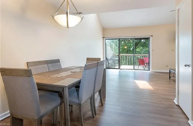 Foto del edificio - 250 Misty Point Ln