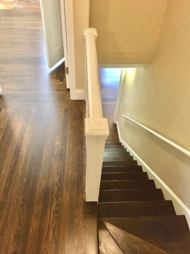 Foto del edificio - 2 Bed, 1 Bath Duplex Unit with Garage in P...