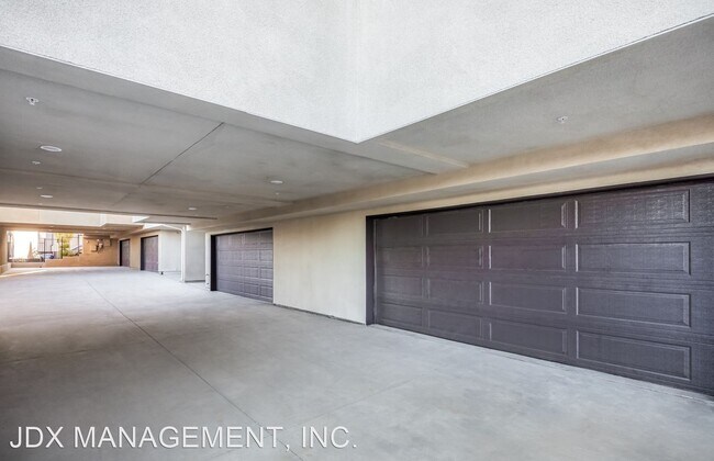 Building Photo - 5845-5855 Riley St