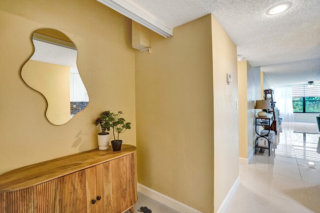 Building Photo - 2659 Carambola Cir N