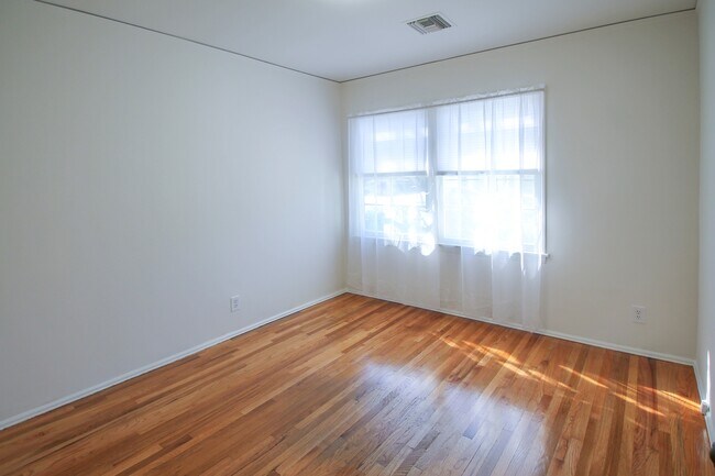 Foto del edificio - 4426 Calhoun Ave