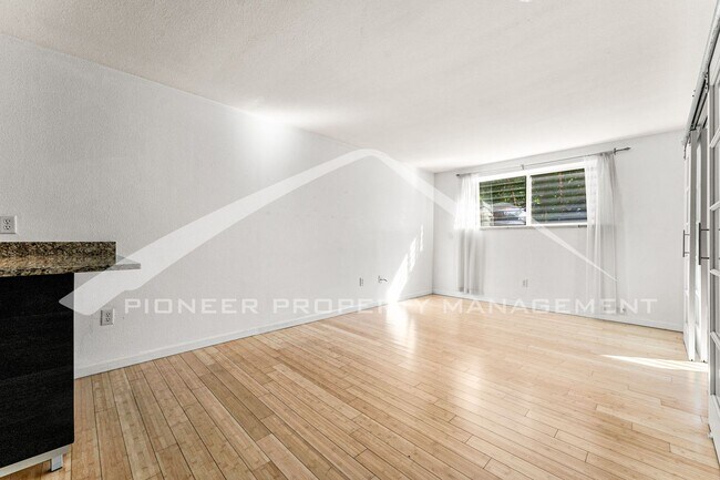 Foto del edificio - Updated Condo with Central AC and Assigned...