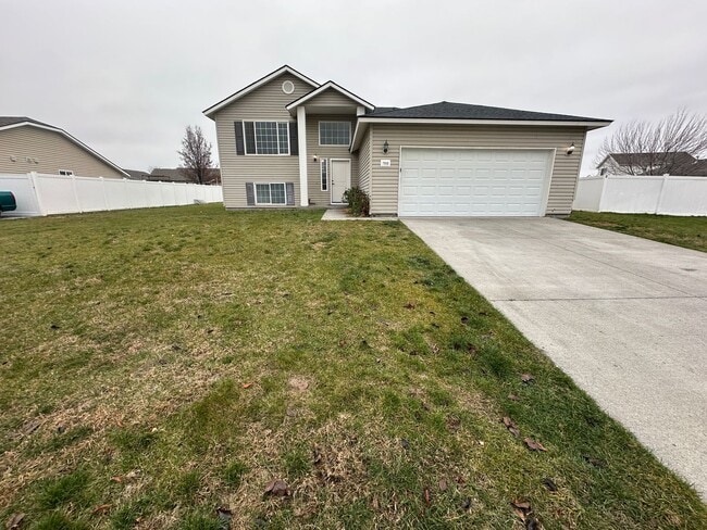 Building Photo - Available in MARCH.  Spacious Single Family - Remodeled- Home with big yard in great location