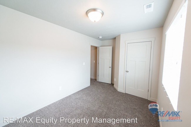Building Photo - 3 br, 2.5 bath House - 14429 S Ferndale Way