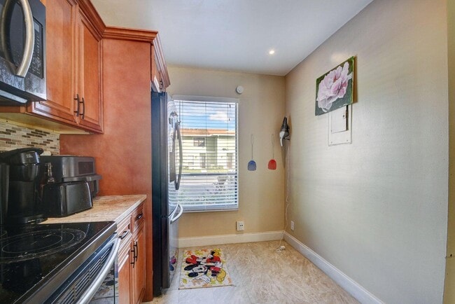 Building Photo - 799 Hill Dr