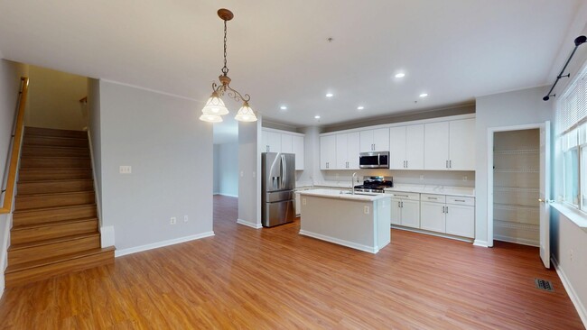 Foto del edificio - Updated Three Bedroom Home W/Full Sized Kitchen, Parking, Back Deck, & 2,640 Square Feet!