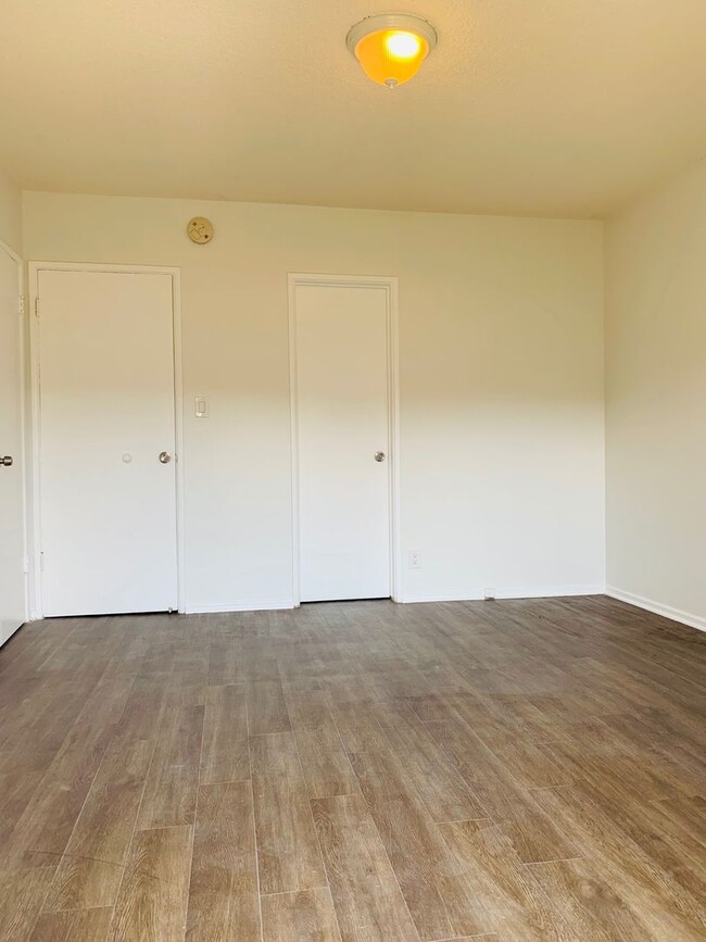 Interior Photo - 917 Centinela Ave