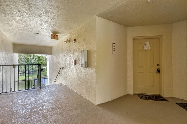 Building Photo - 600 Crestwood Ct N