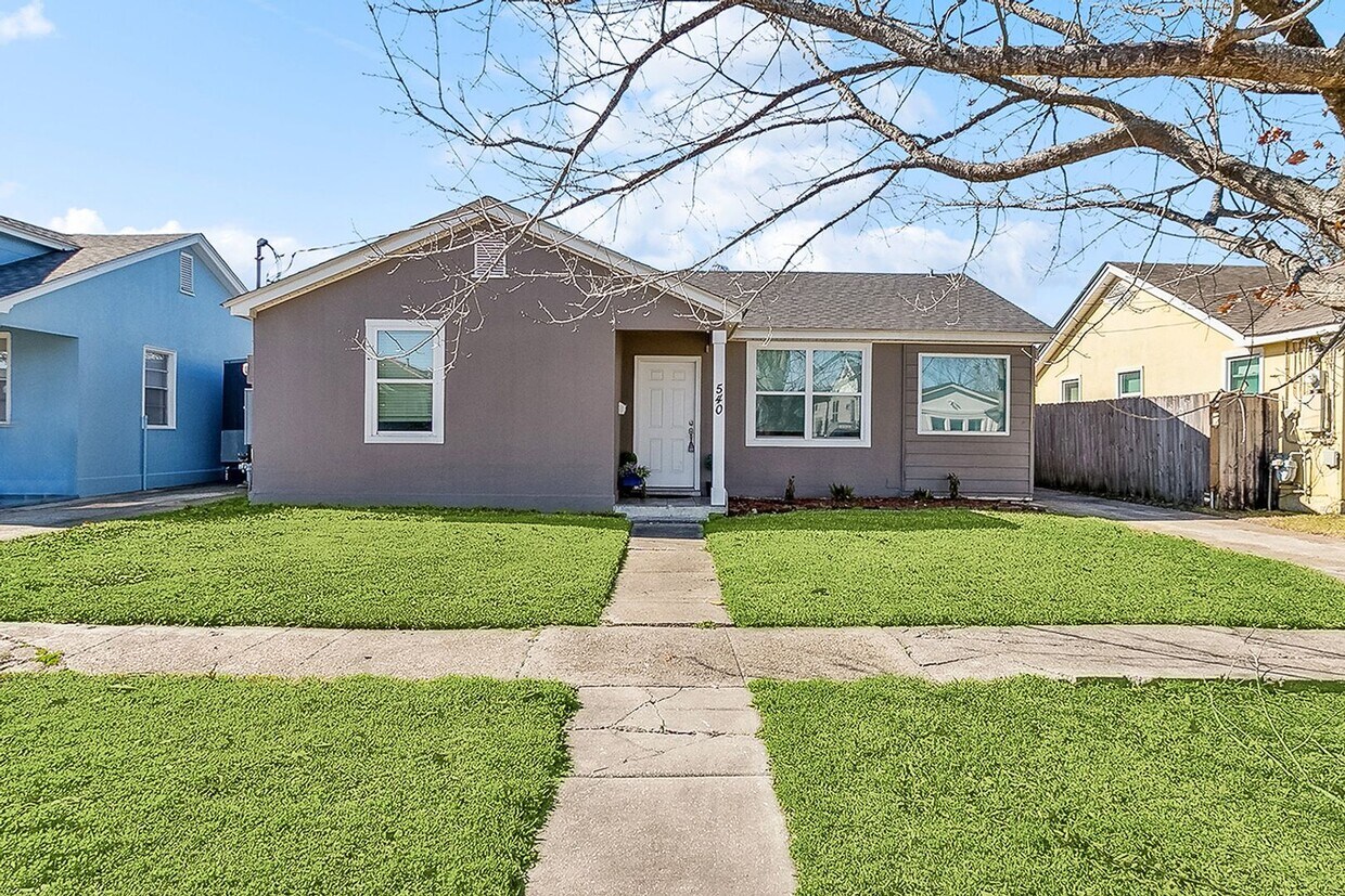Primary Photo - Better Price! Old Jefferson 3 Bedroom! Clo...