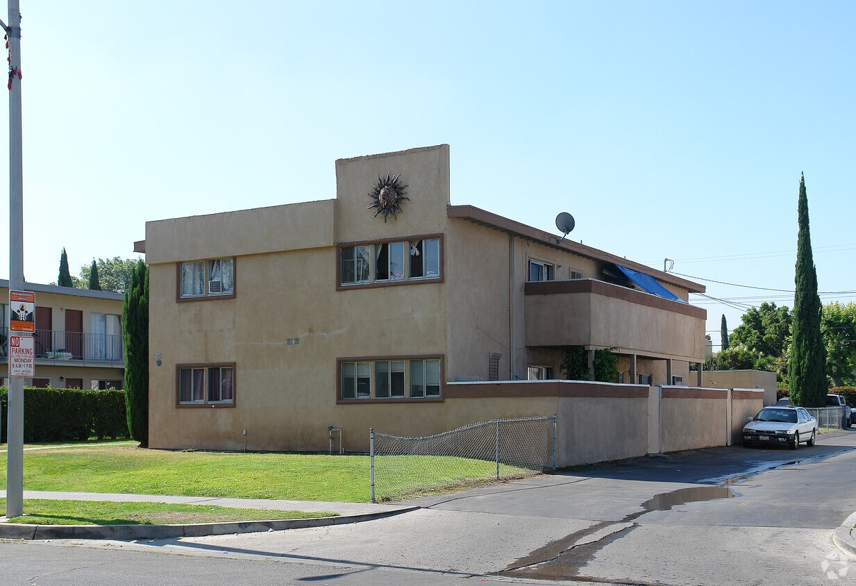 Building Photo - 1744 E Wilson Ave