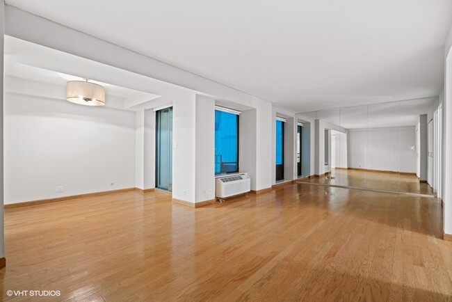 Building Photo - 40 E Delaware Pl