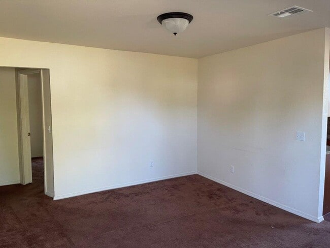 Foto del edificio - cute 2 bed 1 bath, fenced yard, small pet ok with deposit.