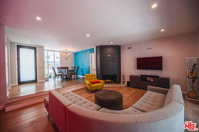 Foto del edificio - 3116 Beachwood Dr