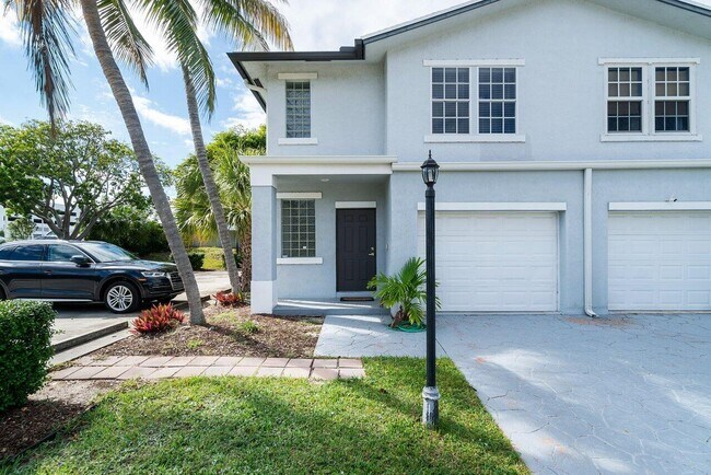 Building Photo - 2350 Florida Blvd