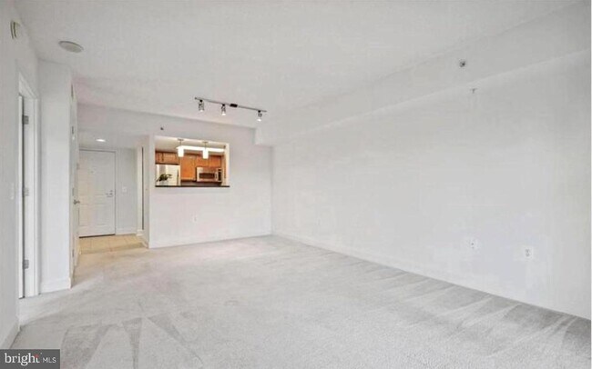 Foto del edificio - 11800 Sunset Hills Rd