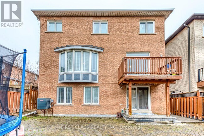 Building Photo - 2558 Nichols Dr