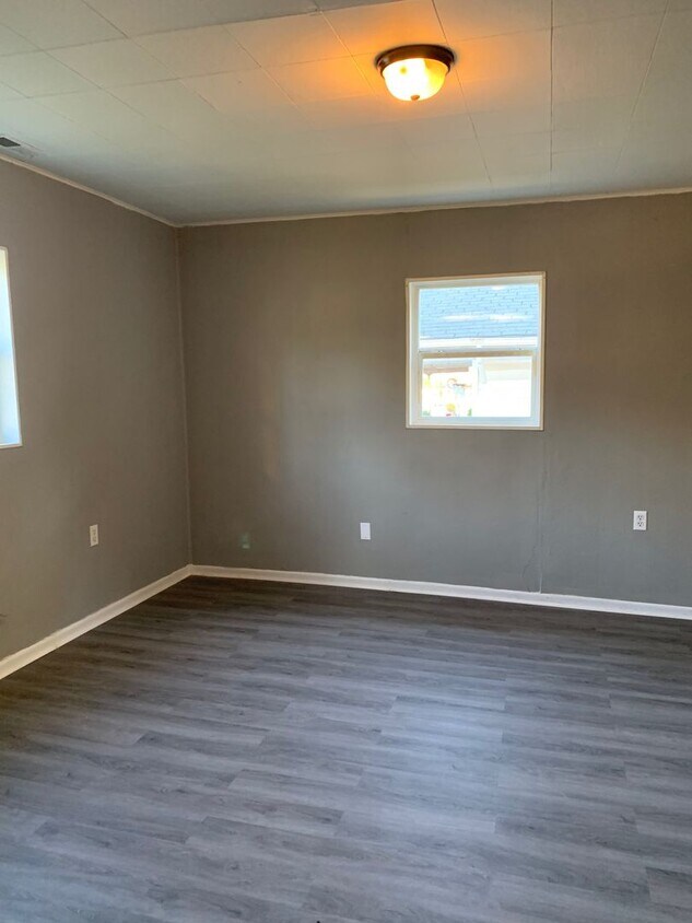 Available now 2 bedroom 1 bathroom home - Available now  2 bedroom 1 bathroom home