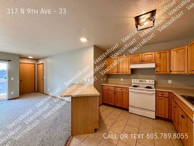 Building Photo - Remodeled 2 Bedroom Walk Out Apartment!