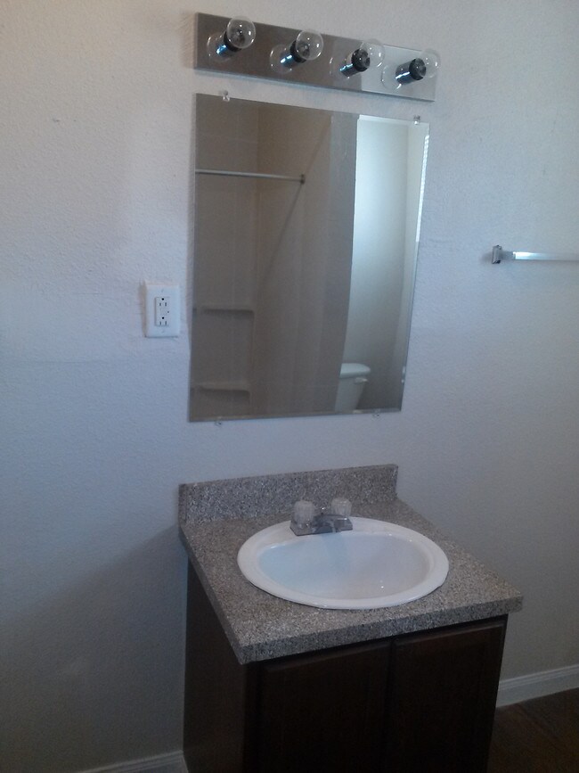 Building Photo - 5610 Royal Palms St
