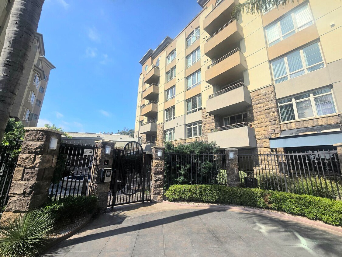 Primary Photo - Beautiful 2 Bedroom 2 Bathroom Unit in Downtown San Diego!!