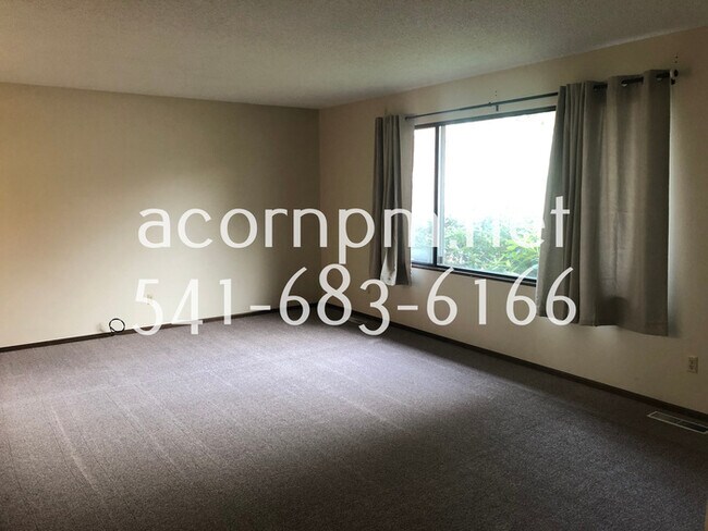 Building Photo - 10990 SW Mira Ct