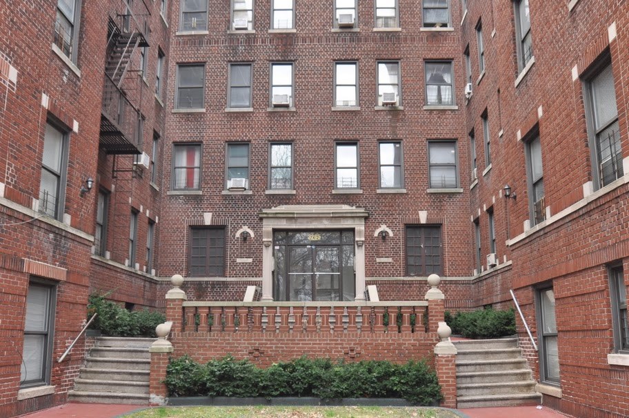 Foto principal - 3265 Bainbridge Ave