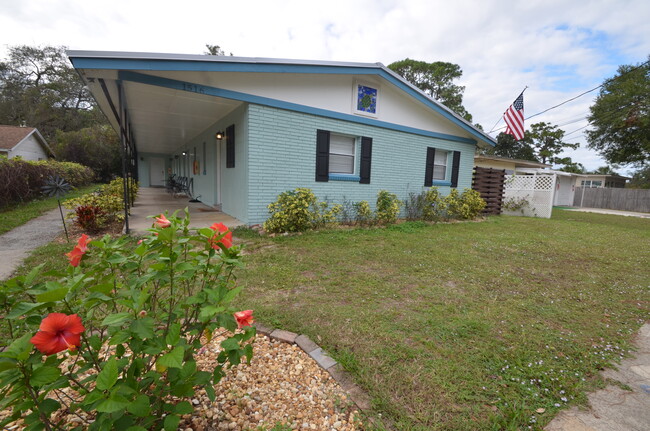 Building Photo - 1516 Roger Dr