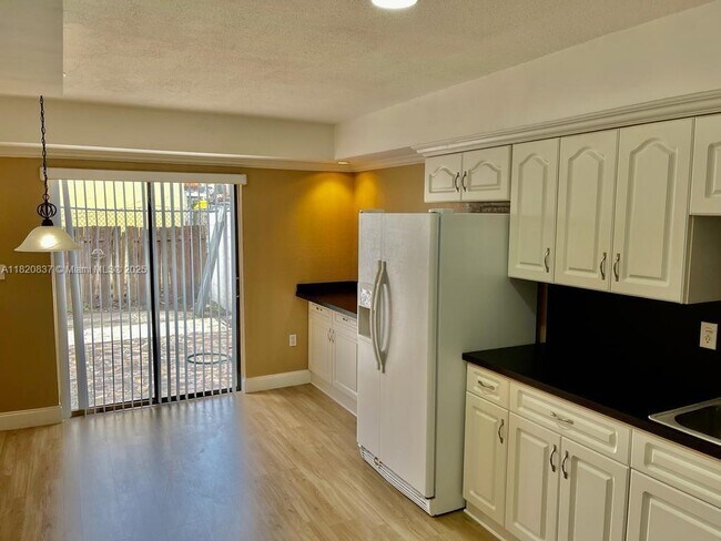 Foto del edificio - 2329 W 66th Pl