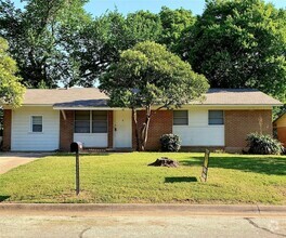 Building Photo - 605 Pershing Dr