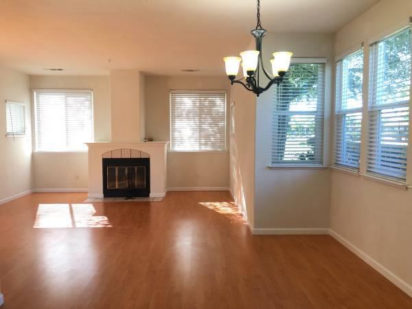 Building Photo - 302 Deerwood Ct