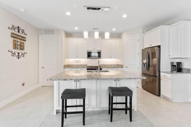 Building Photo - 2584 Park Ridge St